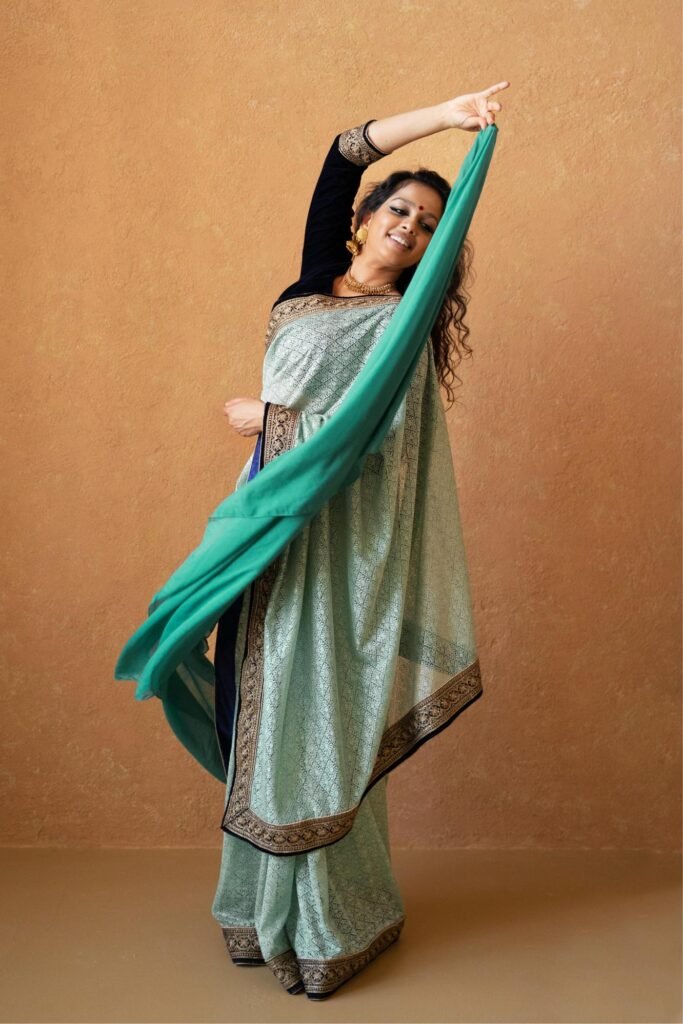 young-indian-woman-wearing-sari (3)
