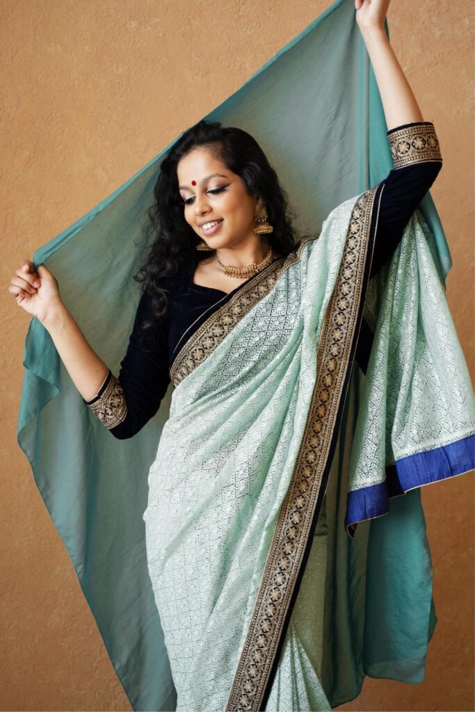 young-indian-woman-wearing-sari (4)